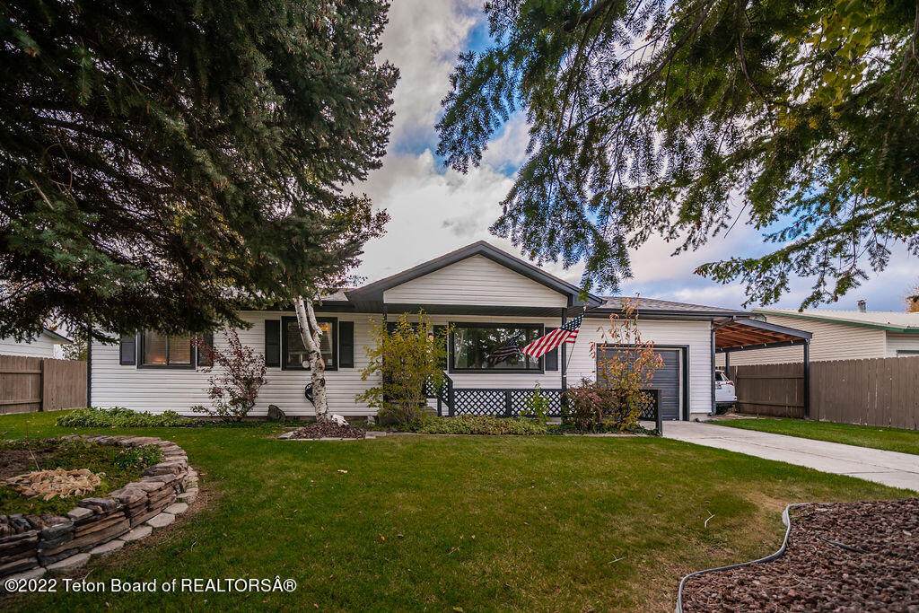 630 Farnsworth Dr - Photo 1
