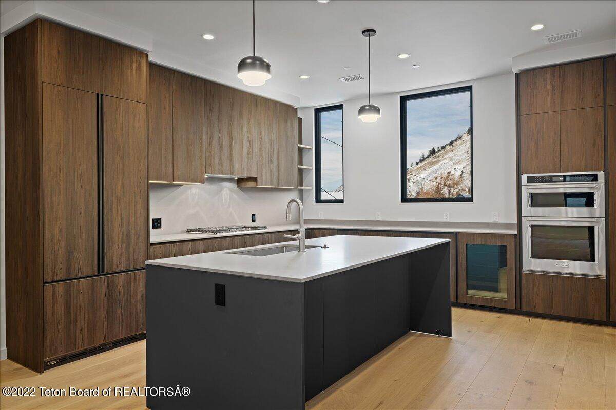 185 Glenwood St - Photo 1