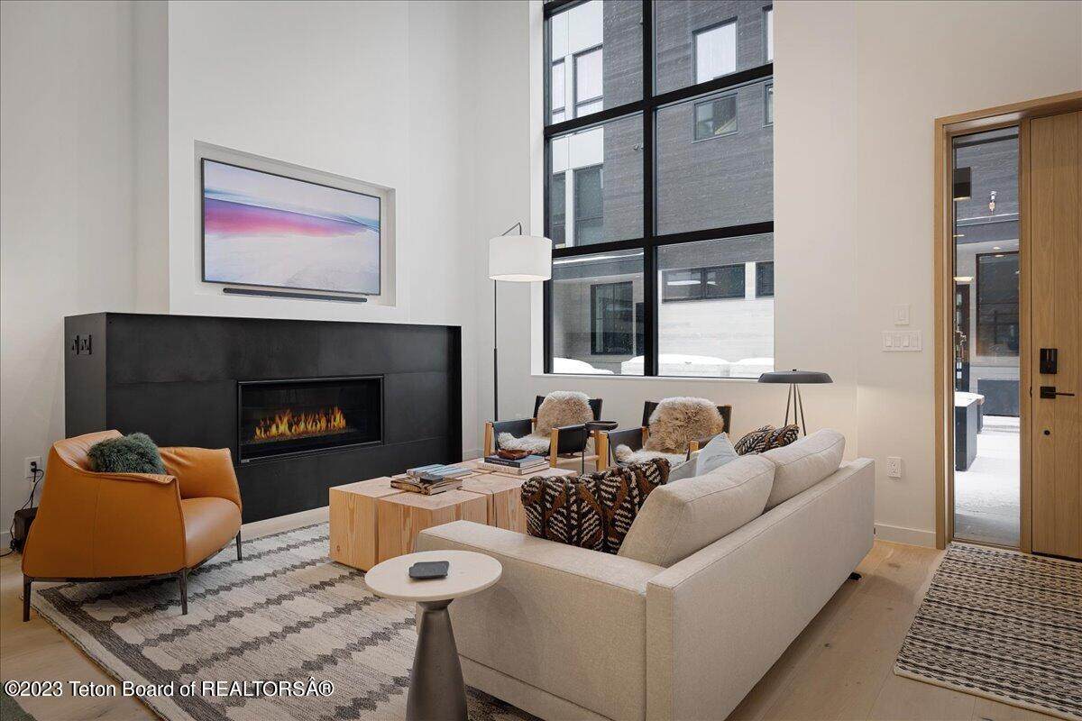 165 Glenwood St - Photo 1