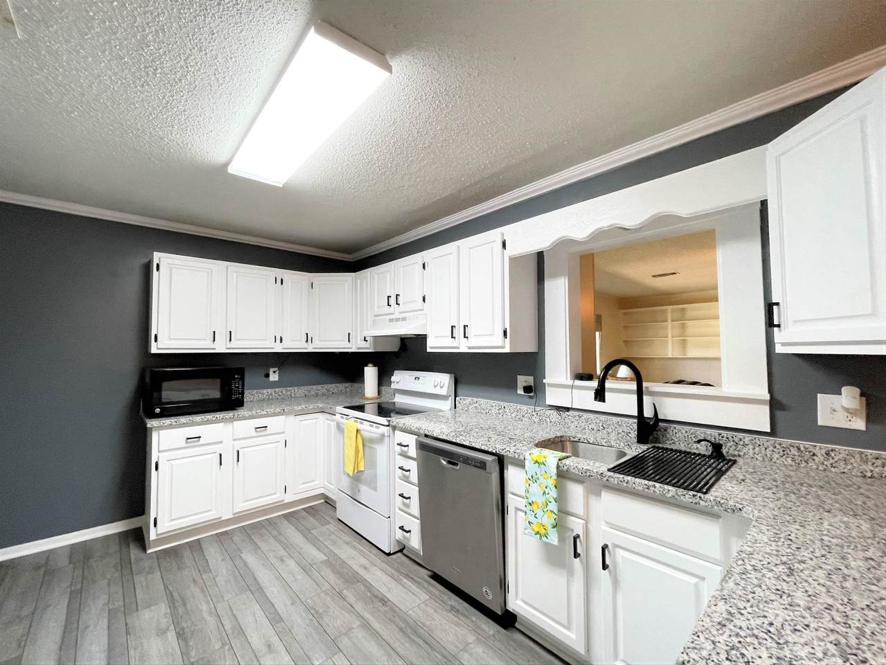 111 Park Circle - Photo 1