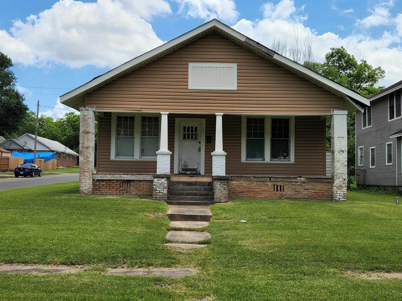 1924 Walnut - Photo 1