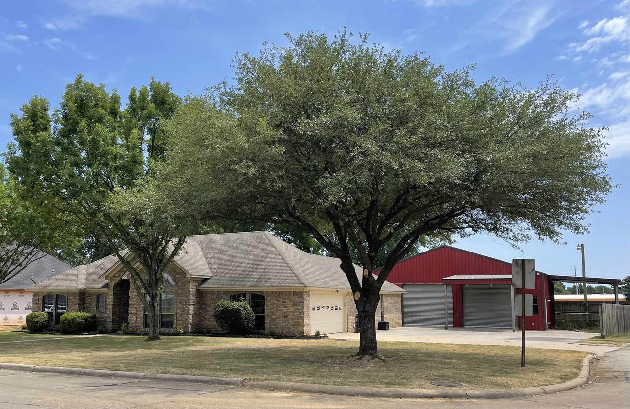 1702 Woodway Dr - Photo 1