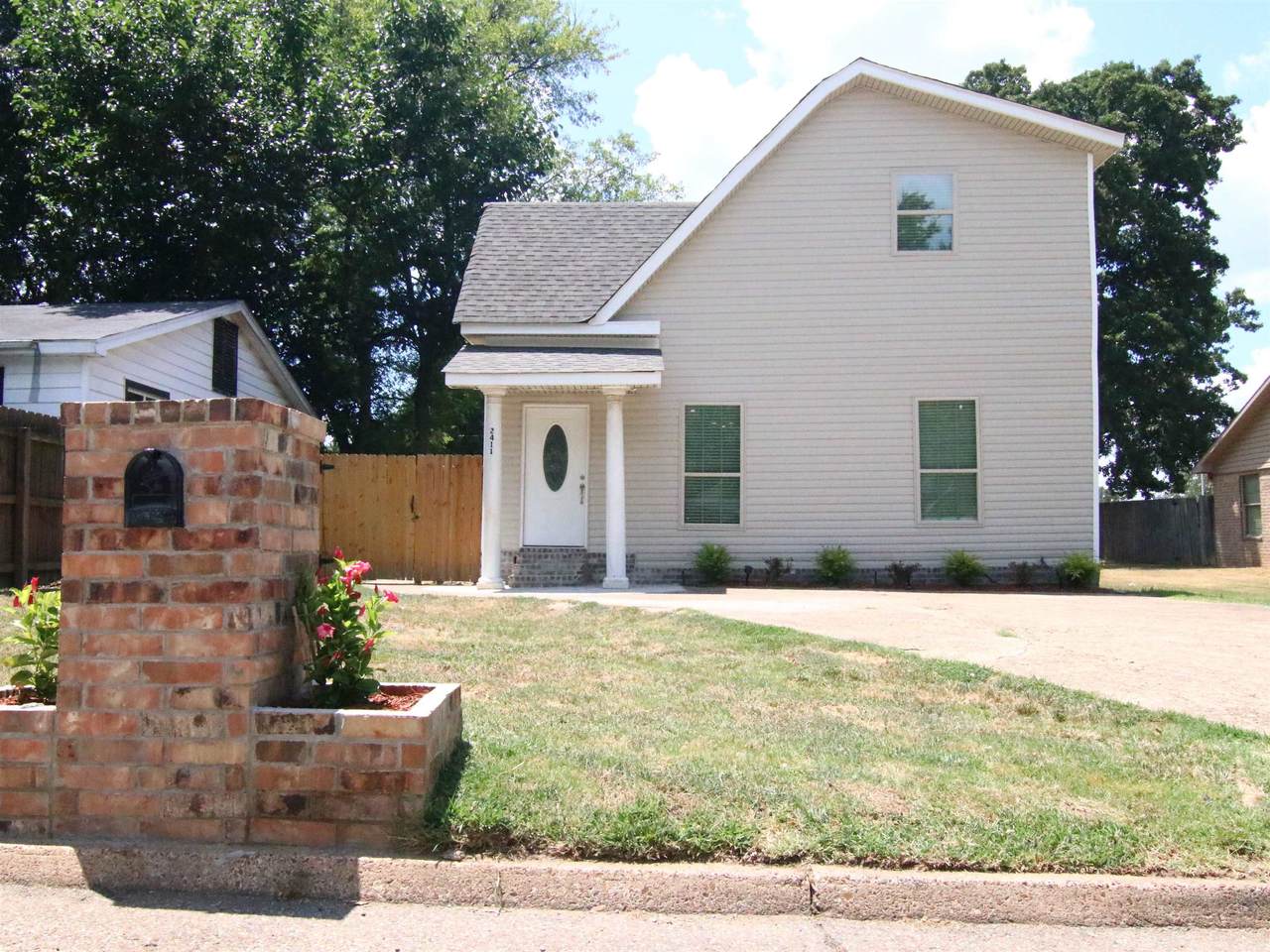 2411 Laurel - Photo 1