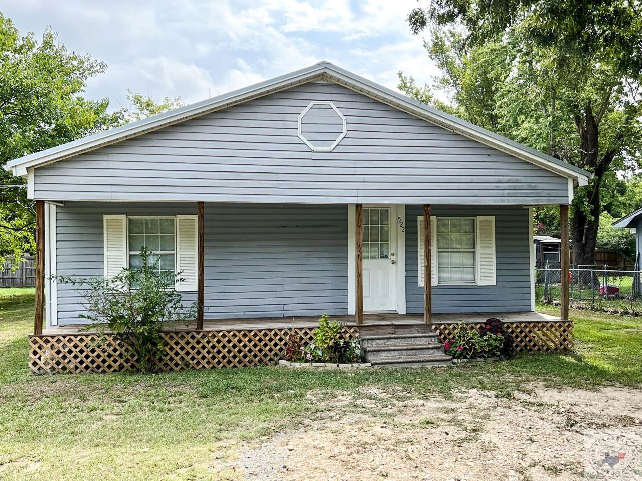 522 Center St - Photo 1