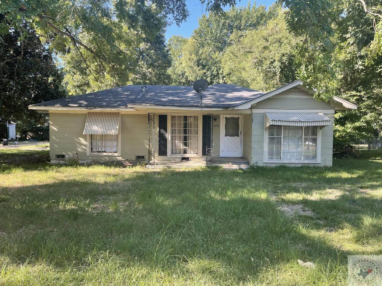 608 Macarthur - Photo 1