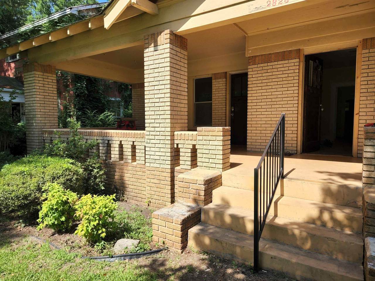 2823 Magnolia St - Photo 1