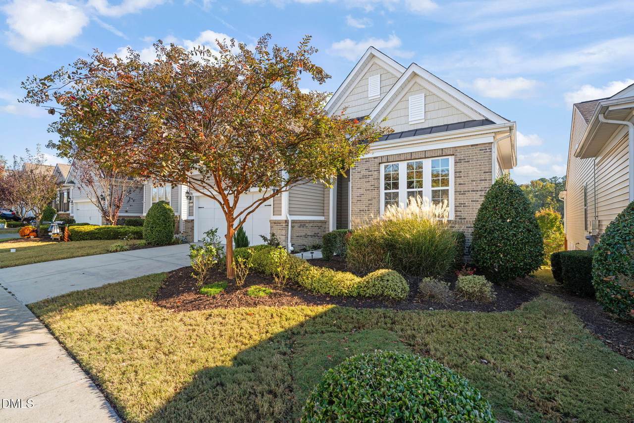 823 Blackfriars Loop - Photo 1