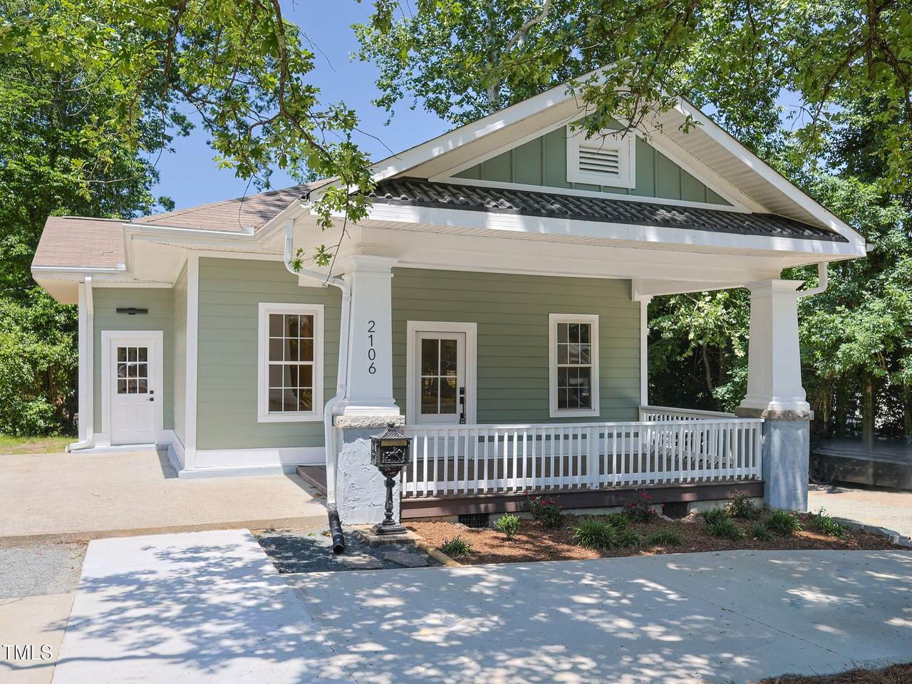 2106 University Drive - Photo 1