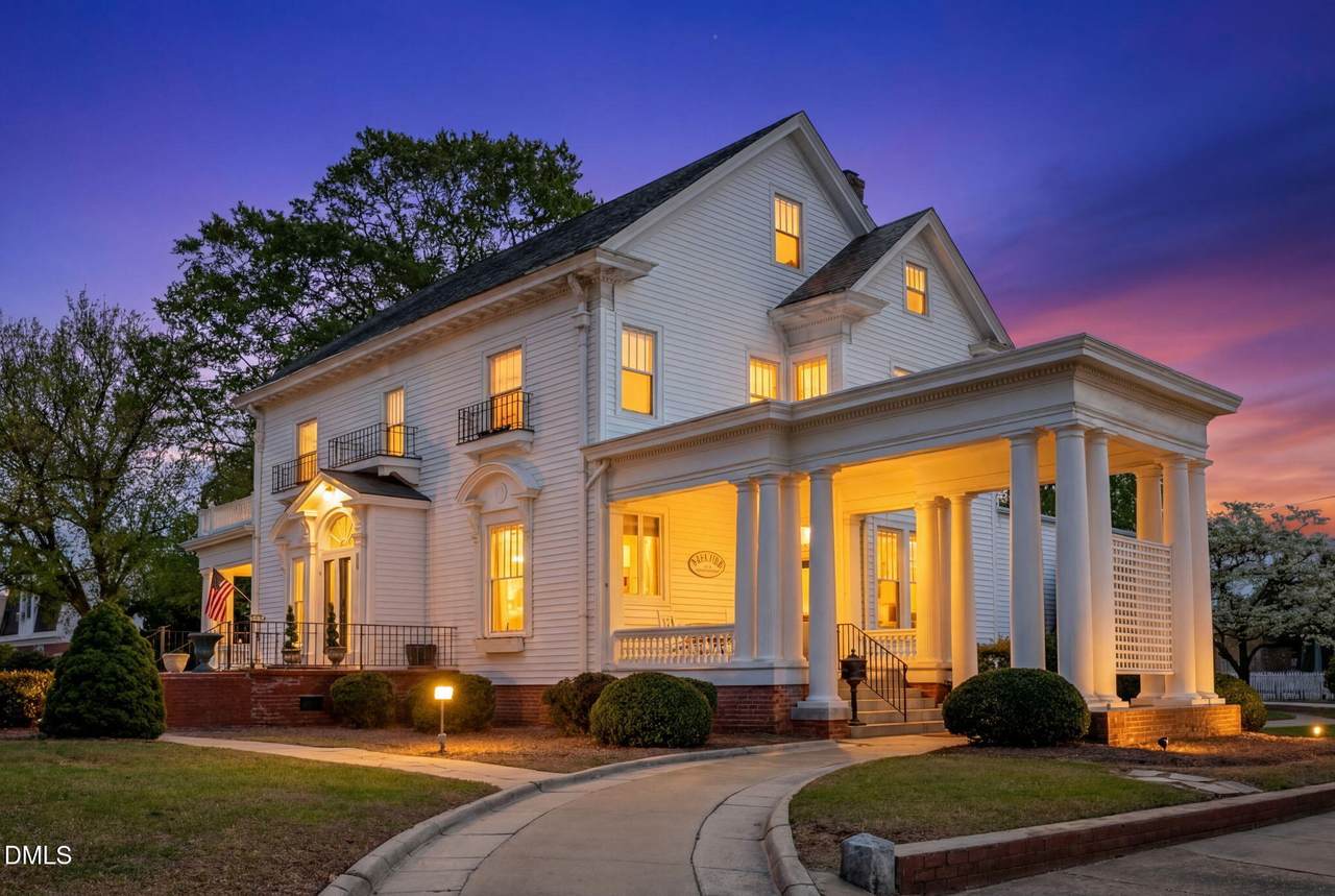 309 Divine Street - Photo 1