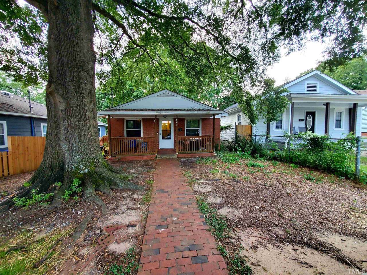 1005 Hyde Park - Photo 1