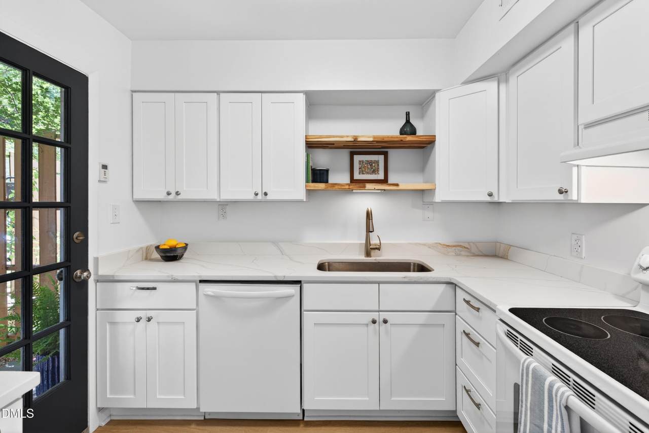 220 Elizabeth Street - Photo 1