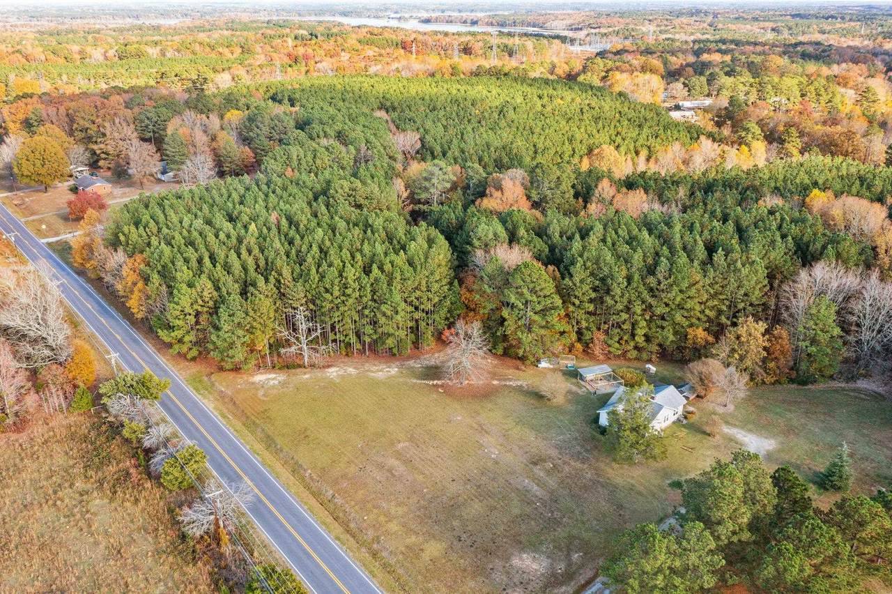 3216 Hamlin Road - Photo 1