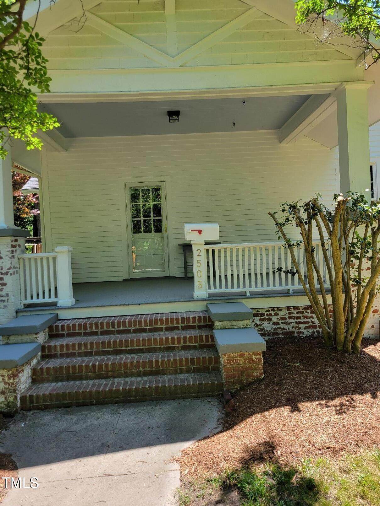 2505 Club Boulevard - Photo 1