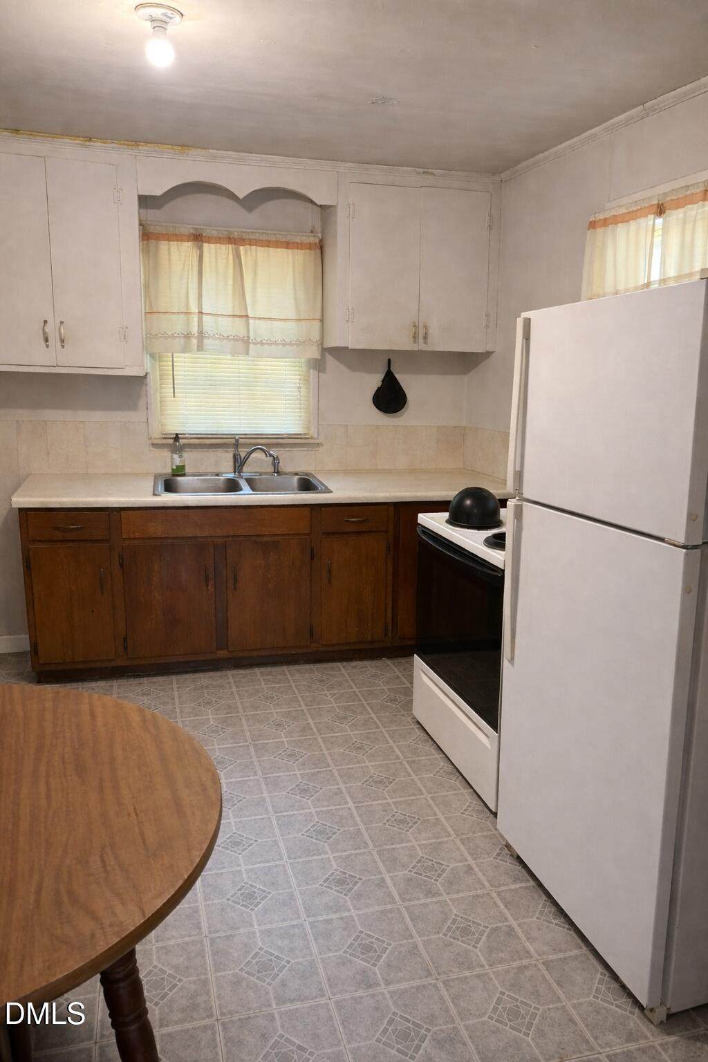1320 Maplewood - Photo 1