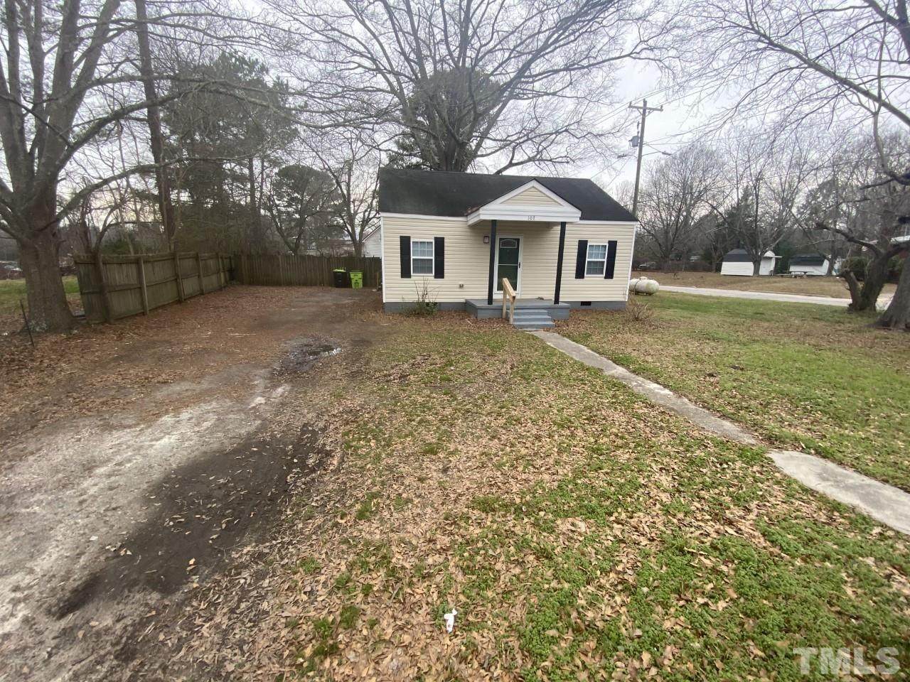 107 Wakefield Drive - Photo 1
