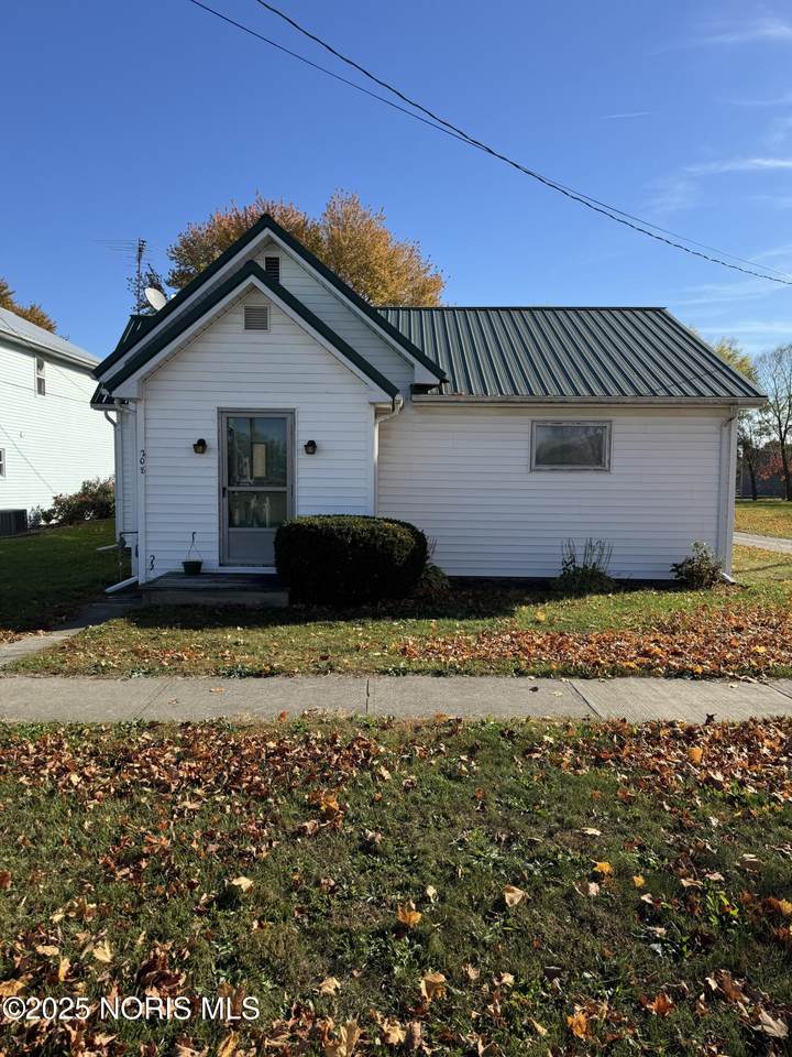 208 Henry Street - Photo 1