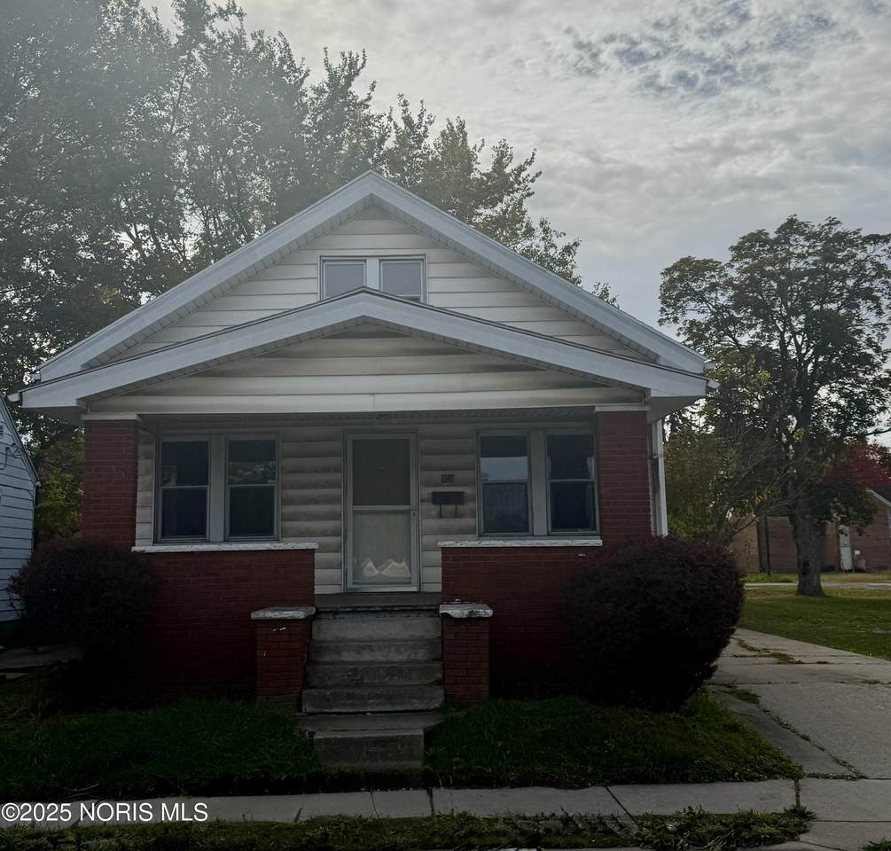 908 Manhattan Boulevard - Photo 1