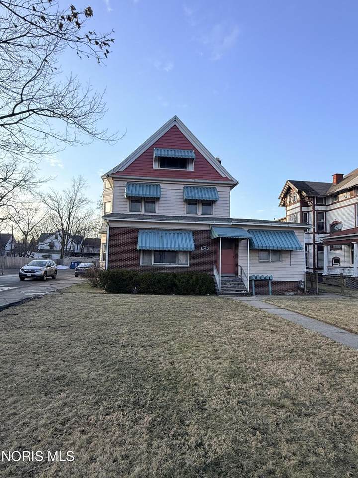 1951 Summit Street - Photo 1