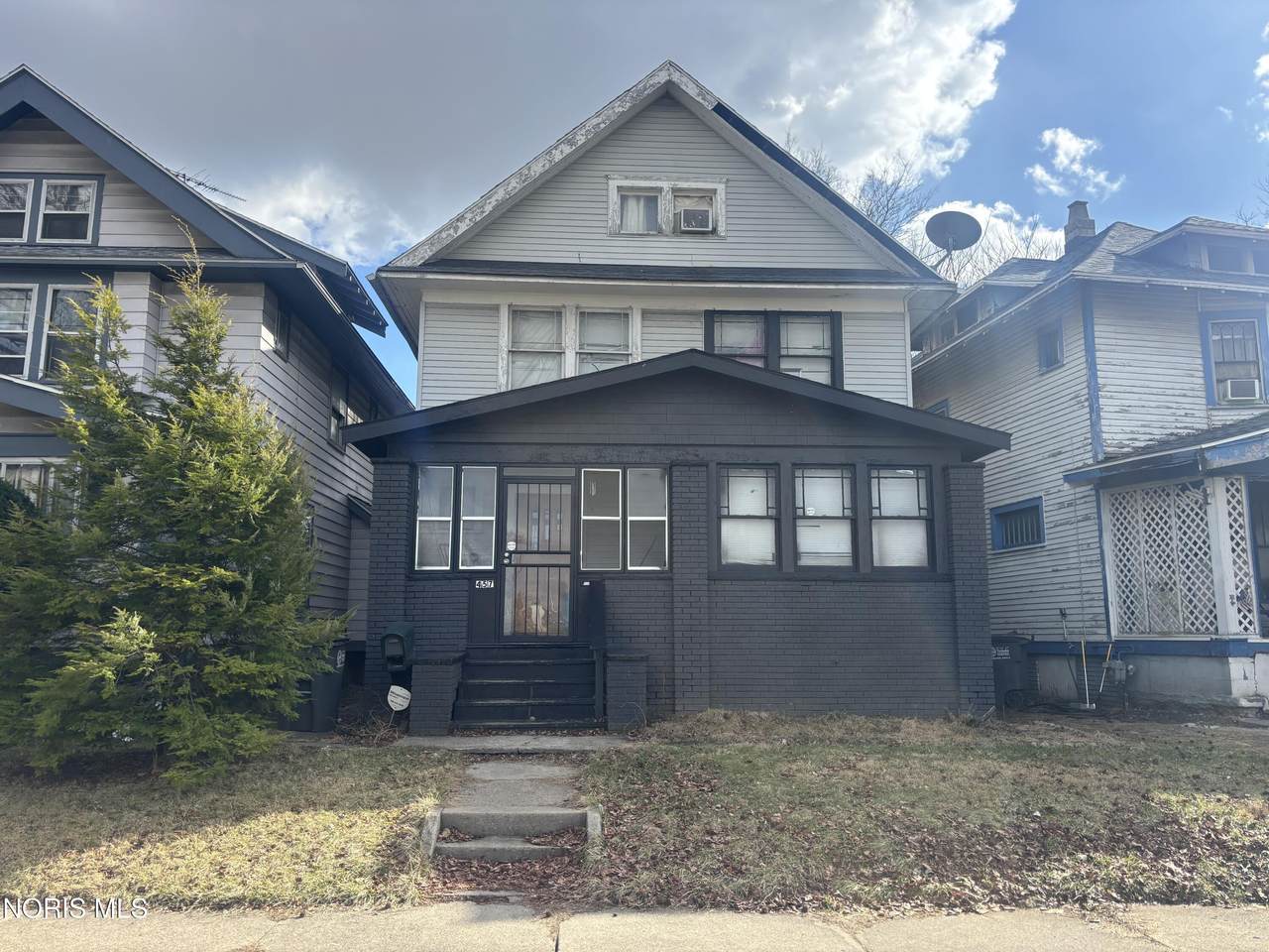 457 Manhattan Boulevard - Photo 1