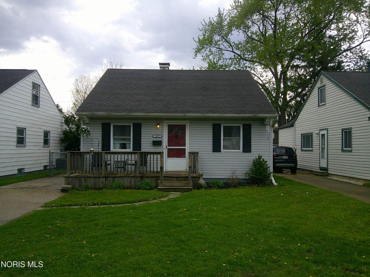 3037 Maeterlinck Avenue - Photo 1