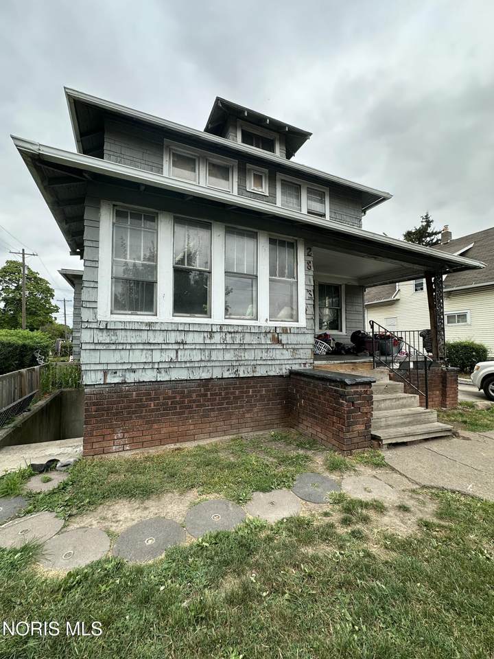 2803 Summit Street - Photo 1