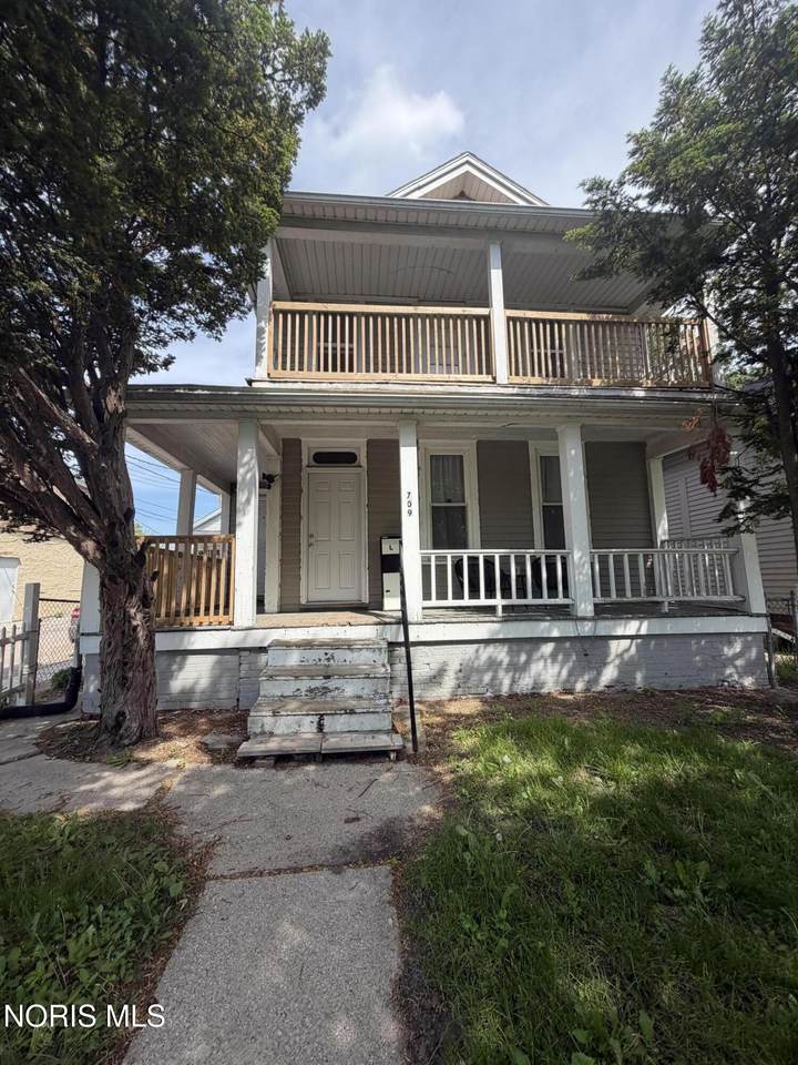 709 Thayer Street - Photo 1