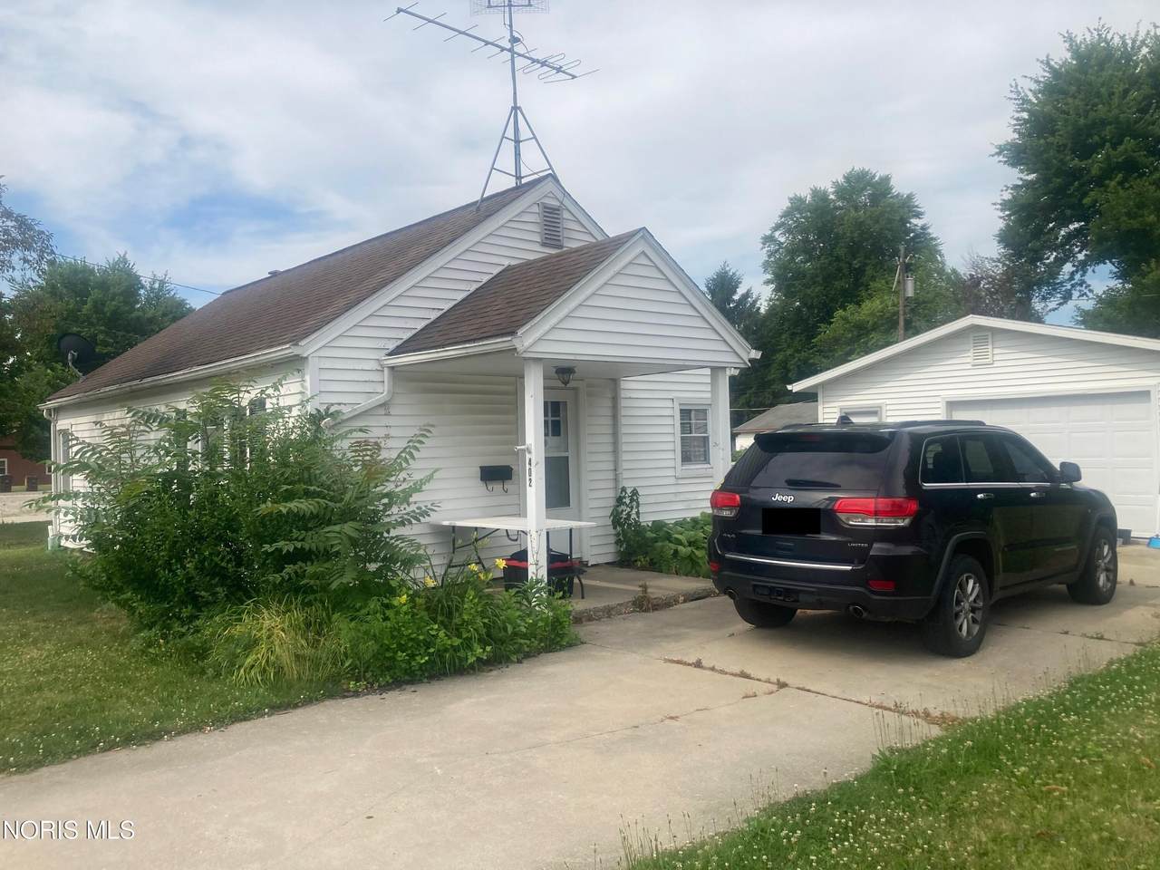 402 Centre Street - Photo 1