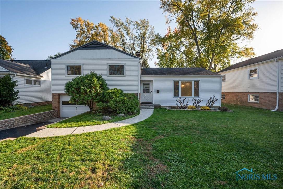 3243 Maeterlinck Avenue - Photo 1