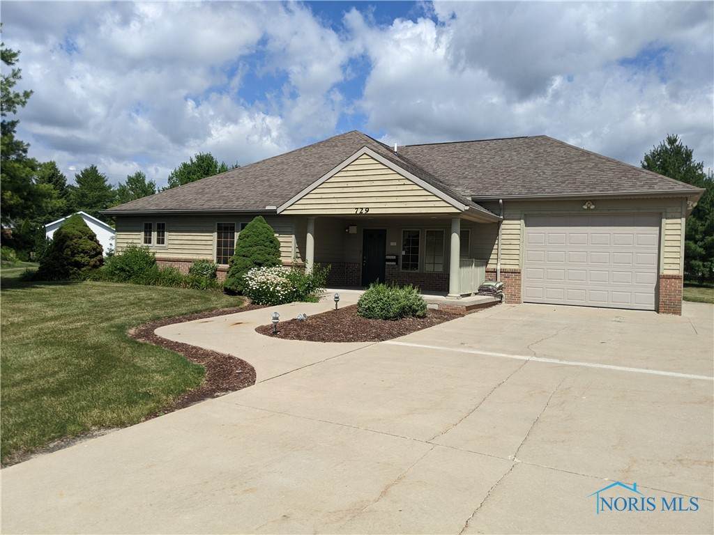 729 Parkside Drive - Photo 1