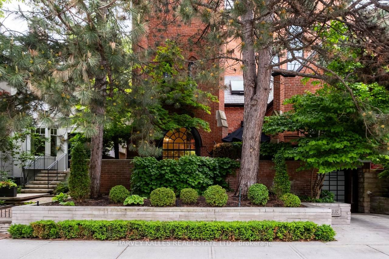 12 Macpherson Avenue - Photo 1