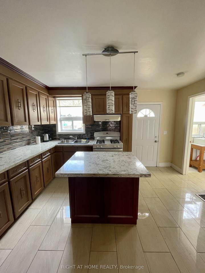 693 Ossington Avenue - Photo 1
