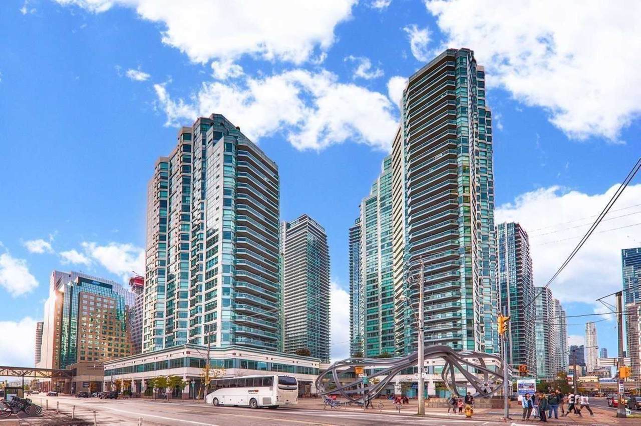 10 Yonge St - Photo 1