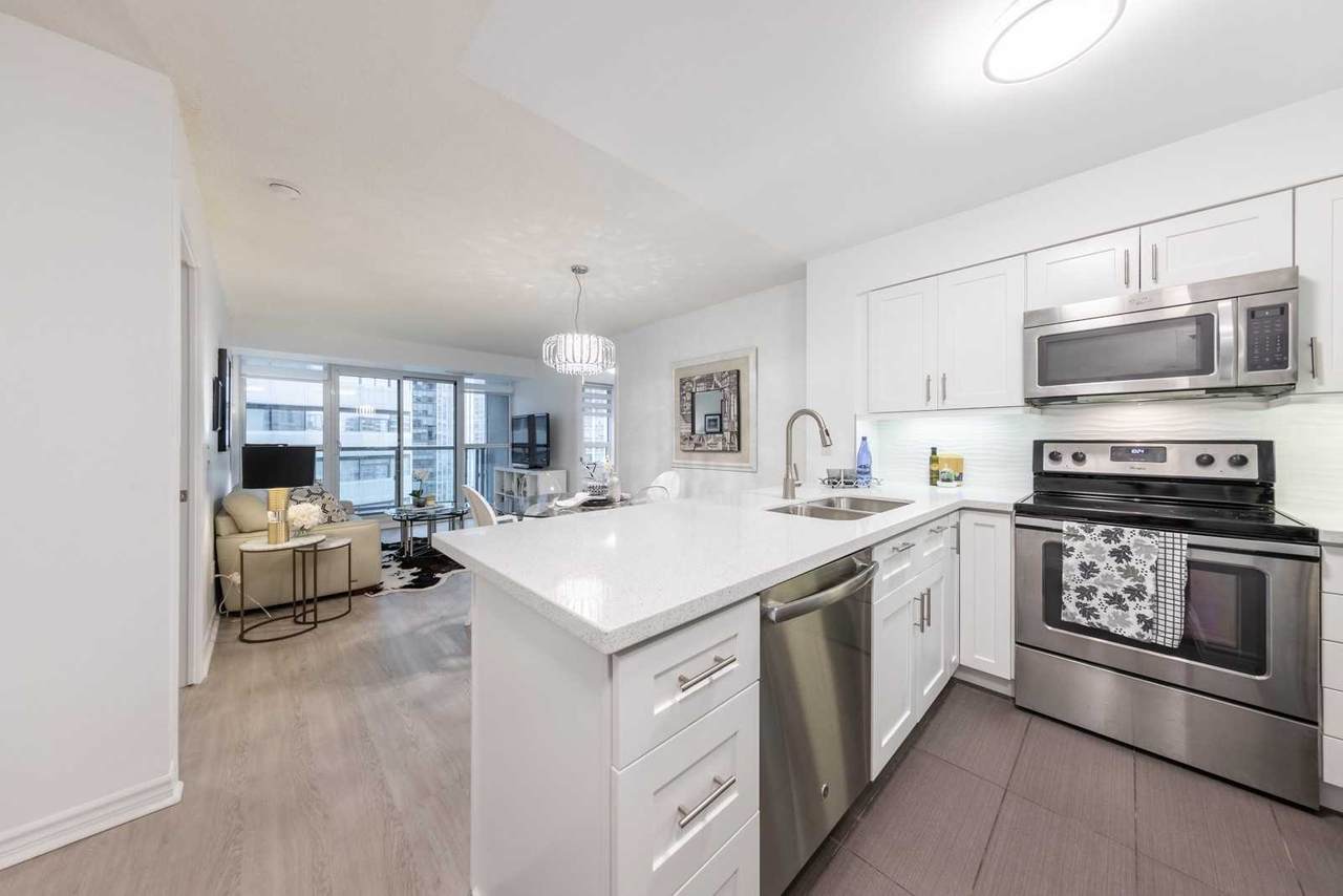 19 Grand Trunk Cres - Photo 1