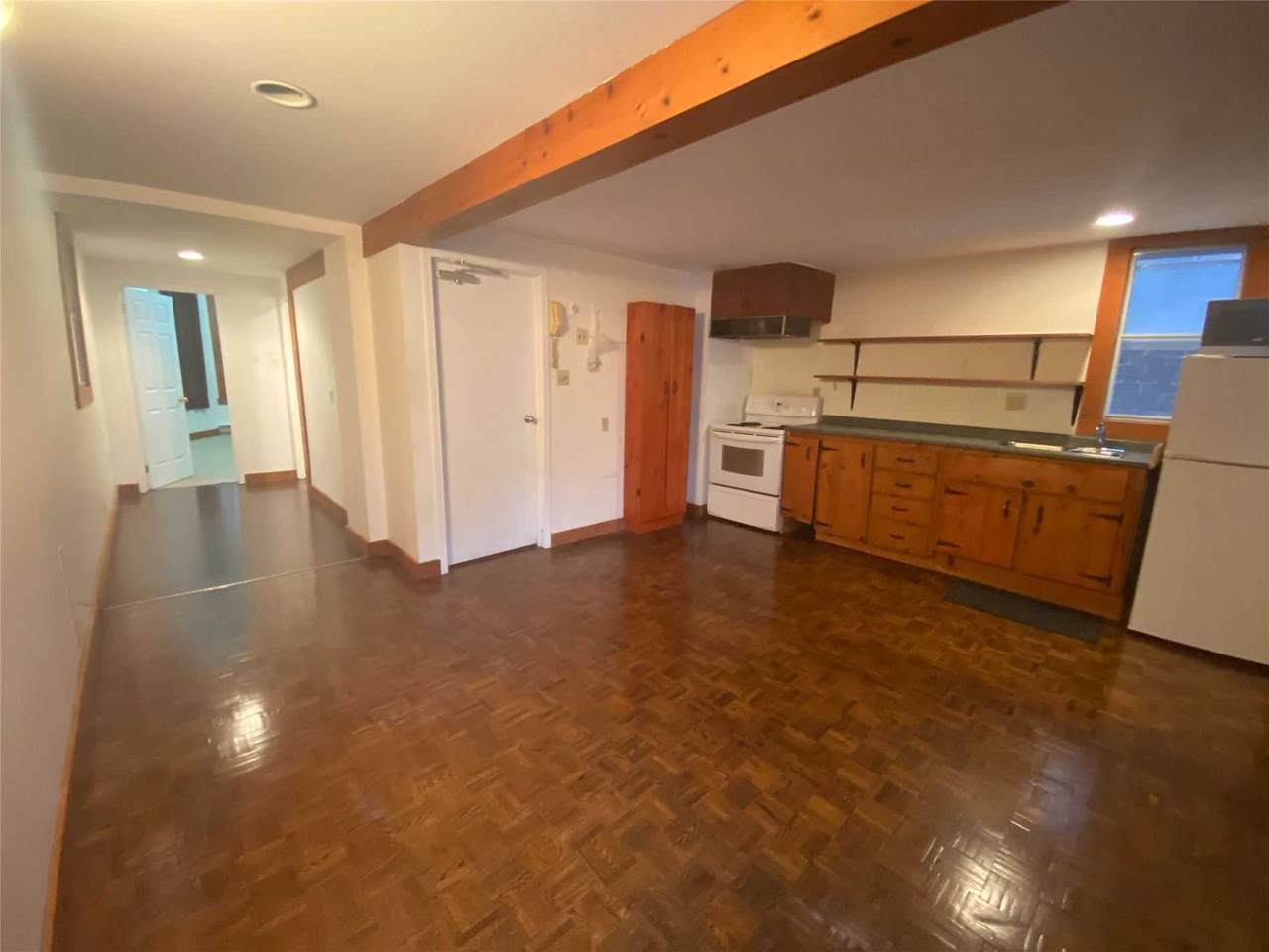 590 Spadina Cres - Photo 1