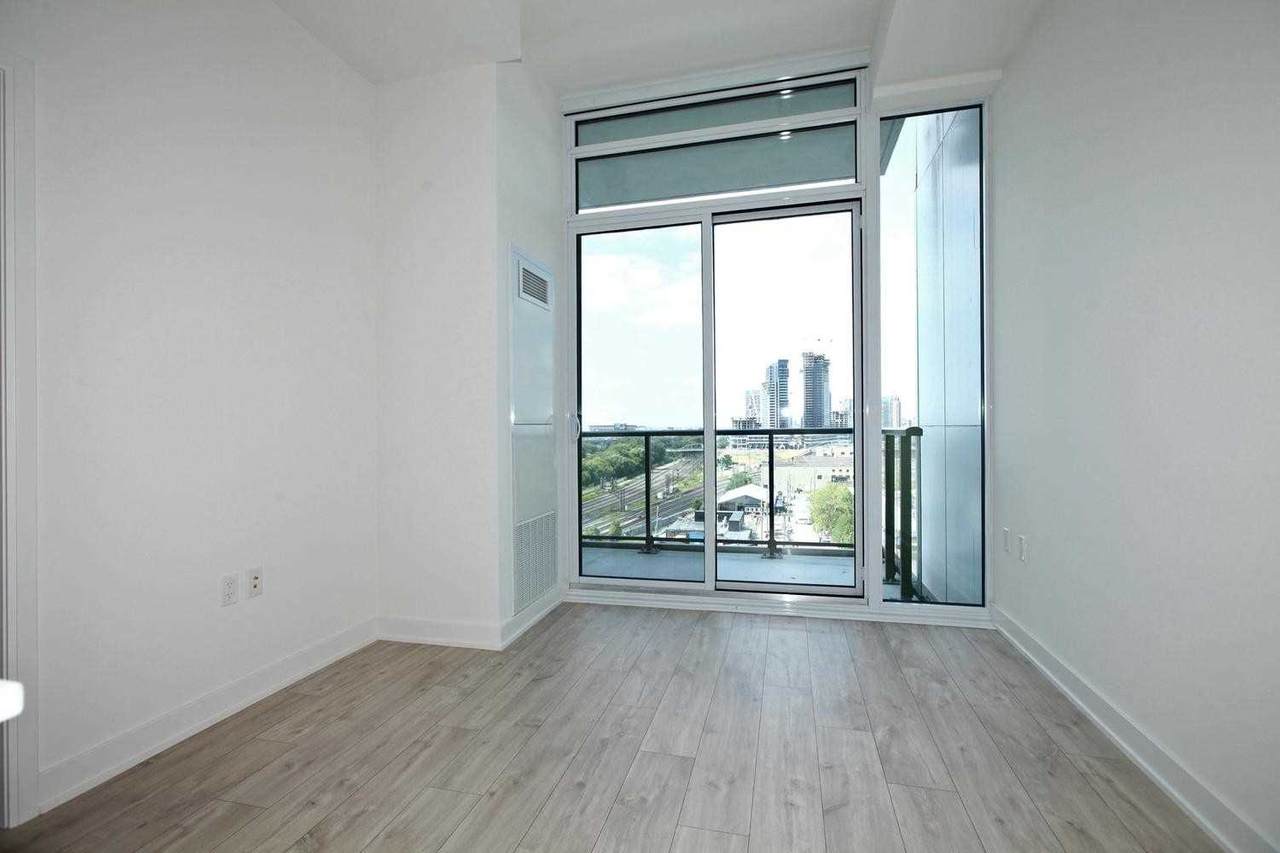 27 Bathurst St - Photo 1