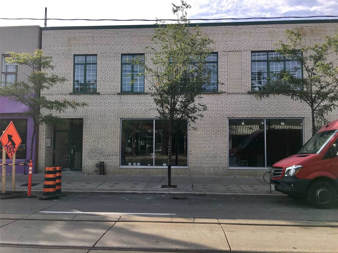 837 Dundas St - Photo 1