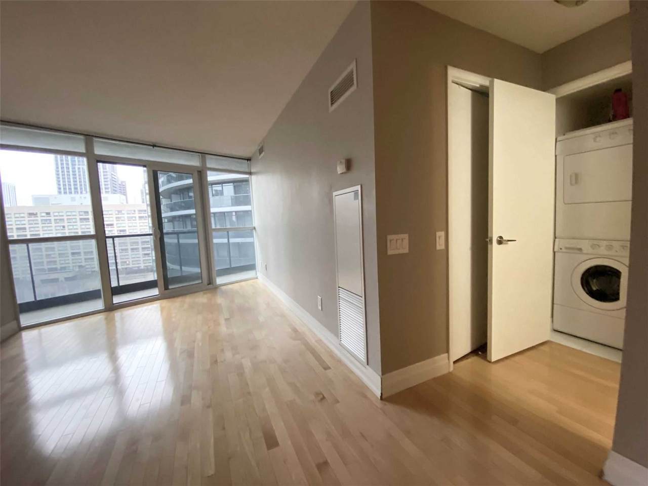 25 Carlton St - Photo 1