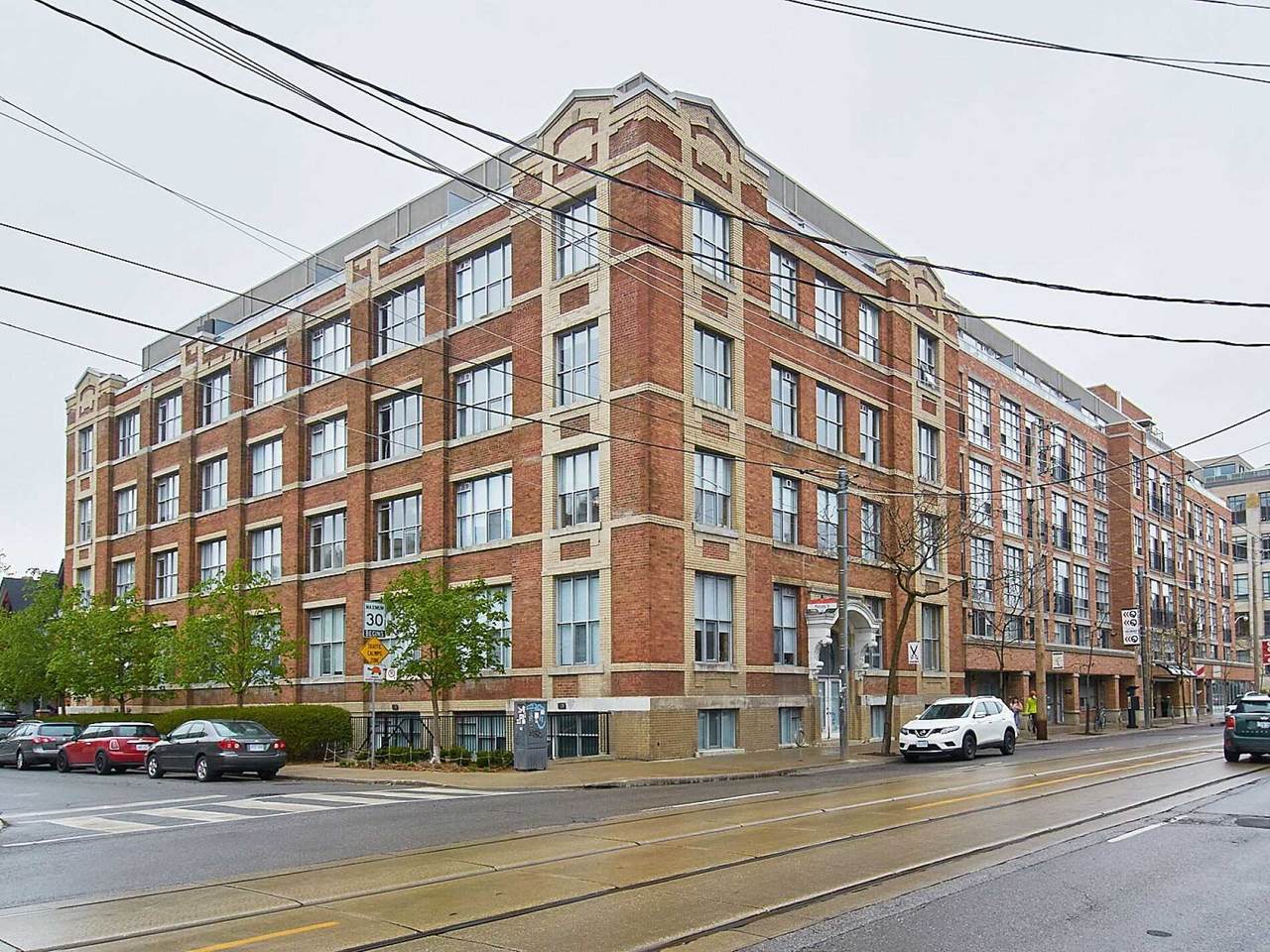 955 Queen St - Photo 1