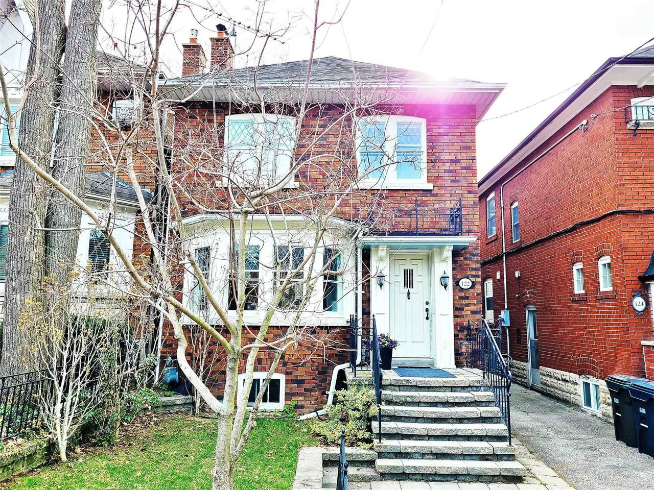 122 Heddington Ave - Photo 1