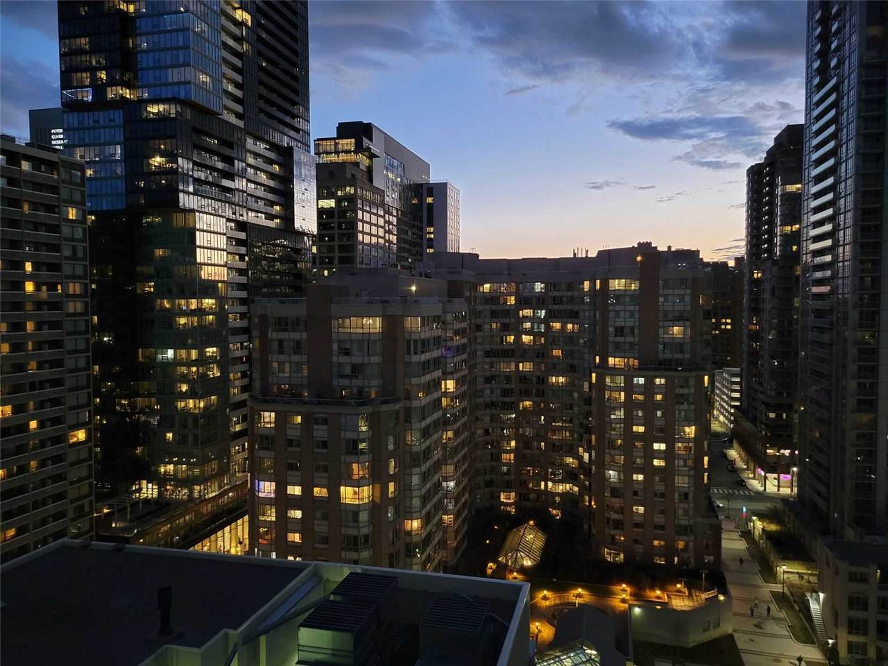 386 Yonge St - Photo 1