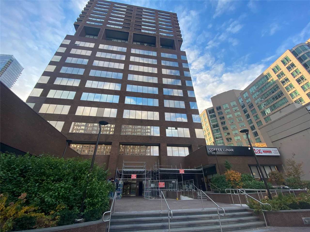 920 Yonge St - Photo 1
