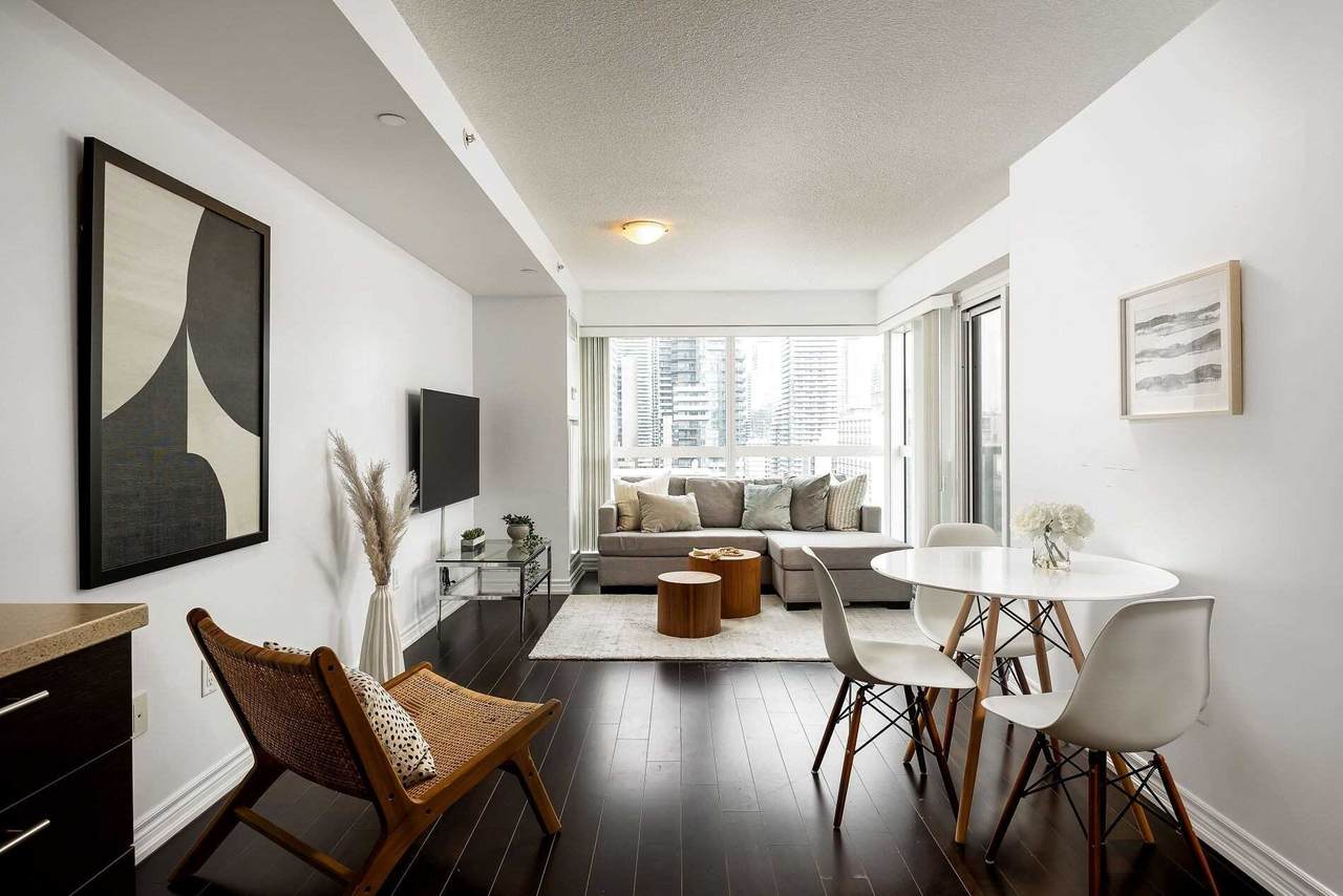 386 Yonge St - Photo 1