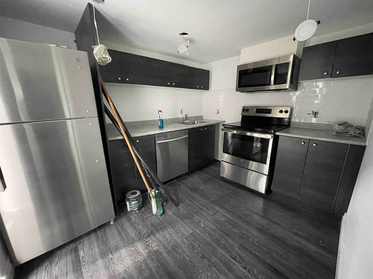 219 Jarvis St - Photo 1