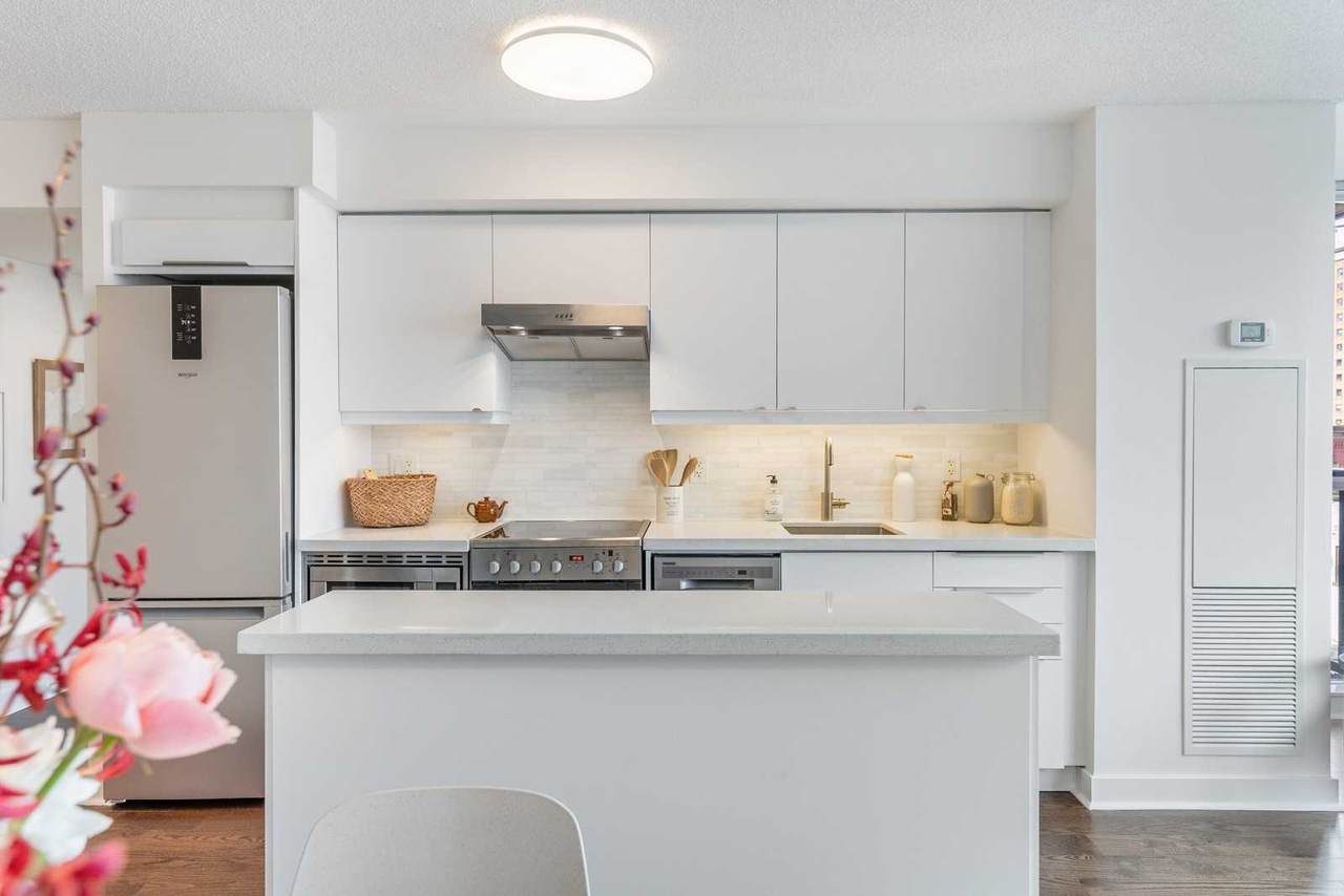 320 Richmond St - Photo 1