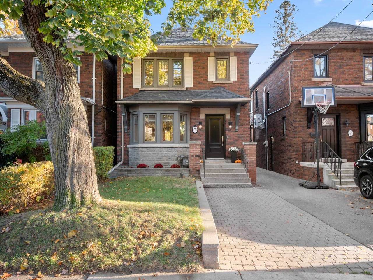7 Roe Ave - Photo 1