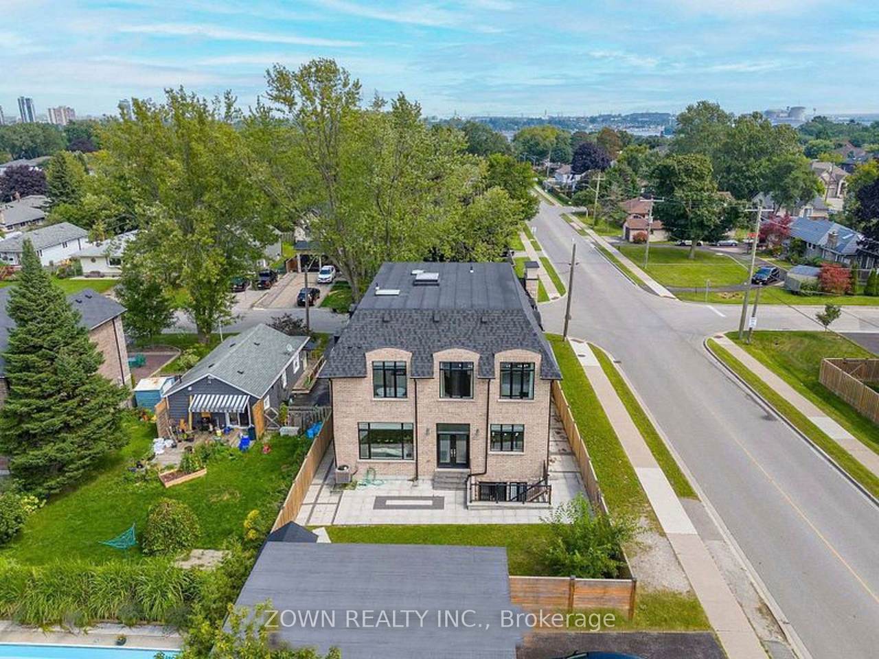 736 Hillview Crescent - Photo 1