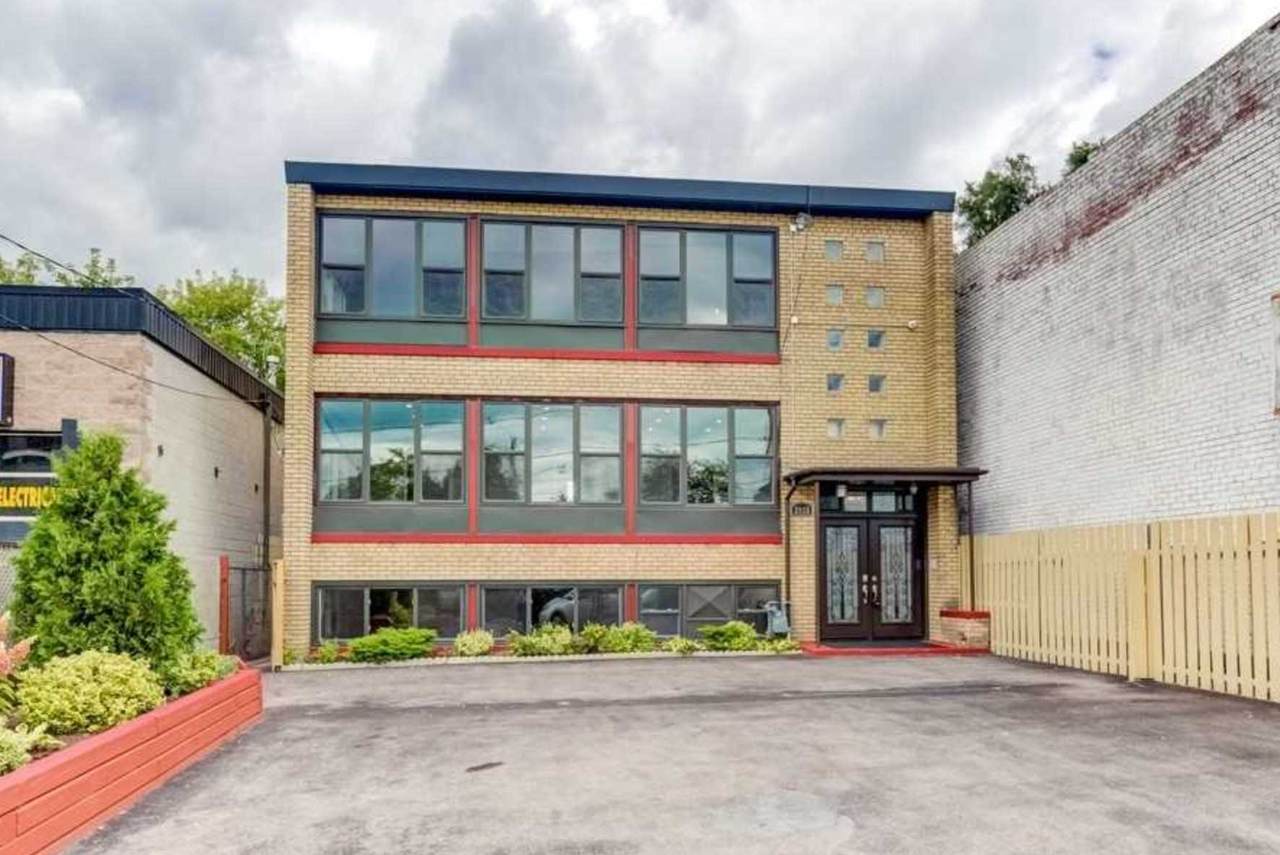 2032 Gerrard St - Photo 1