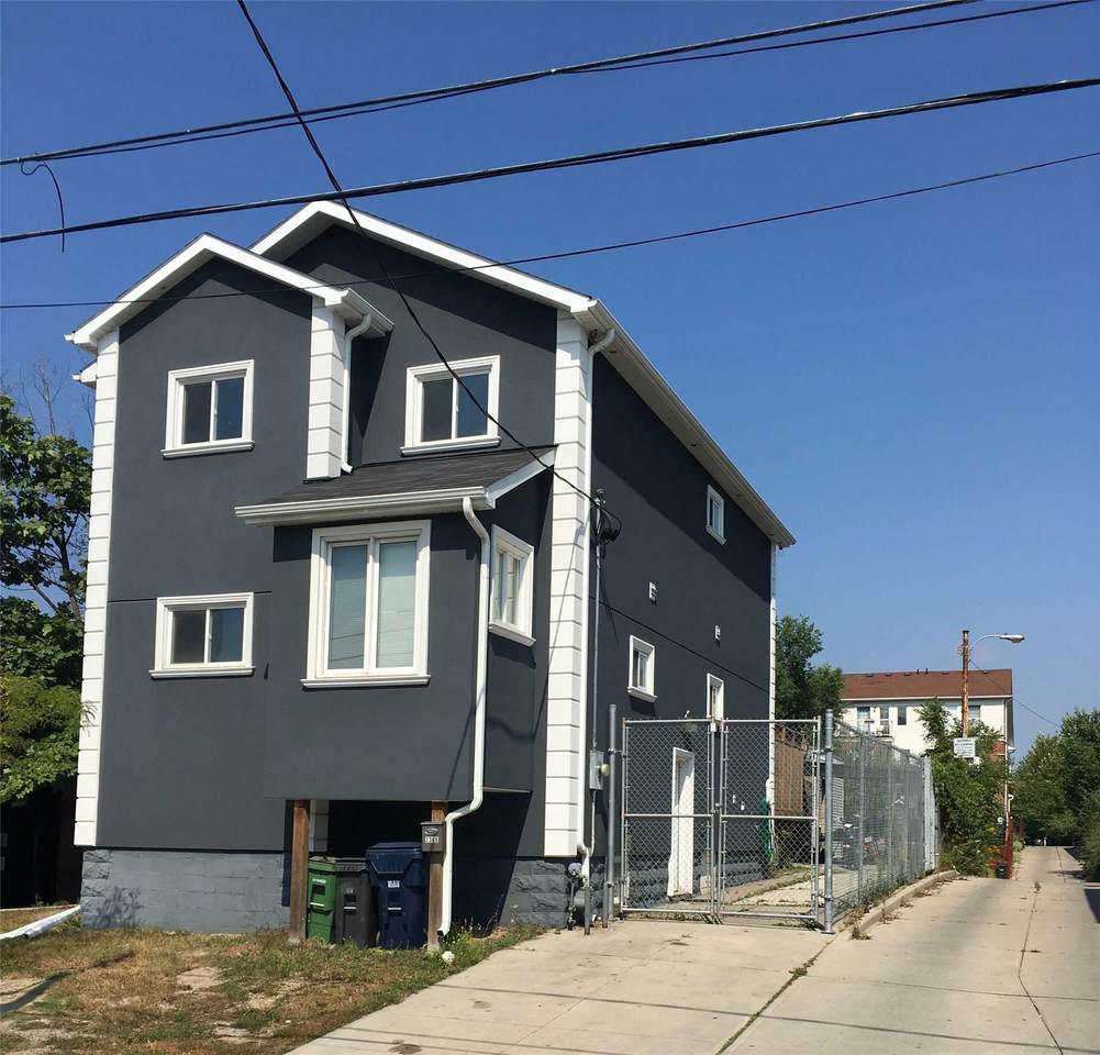 2366 Gerrard St - Photo 1
