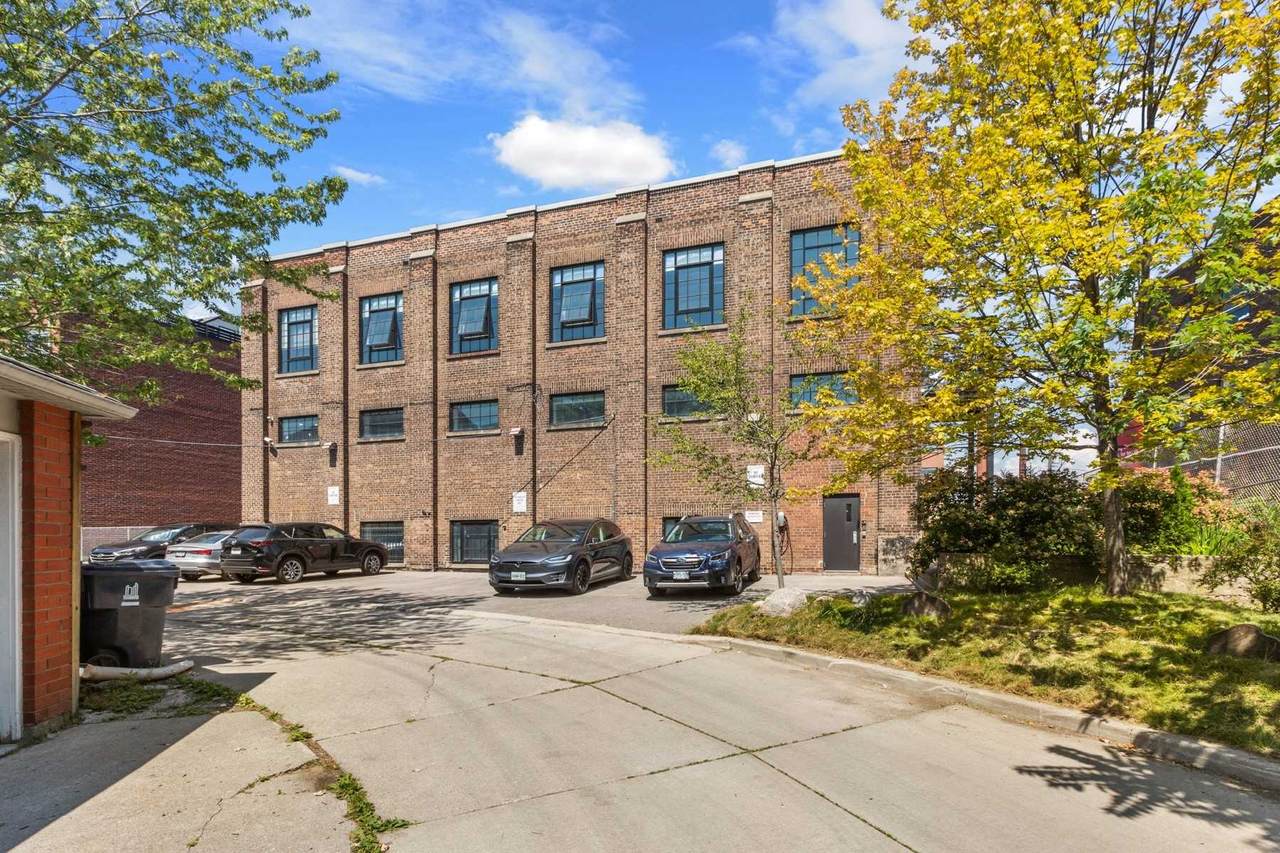 1135 Dundas St - Photo 1