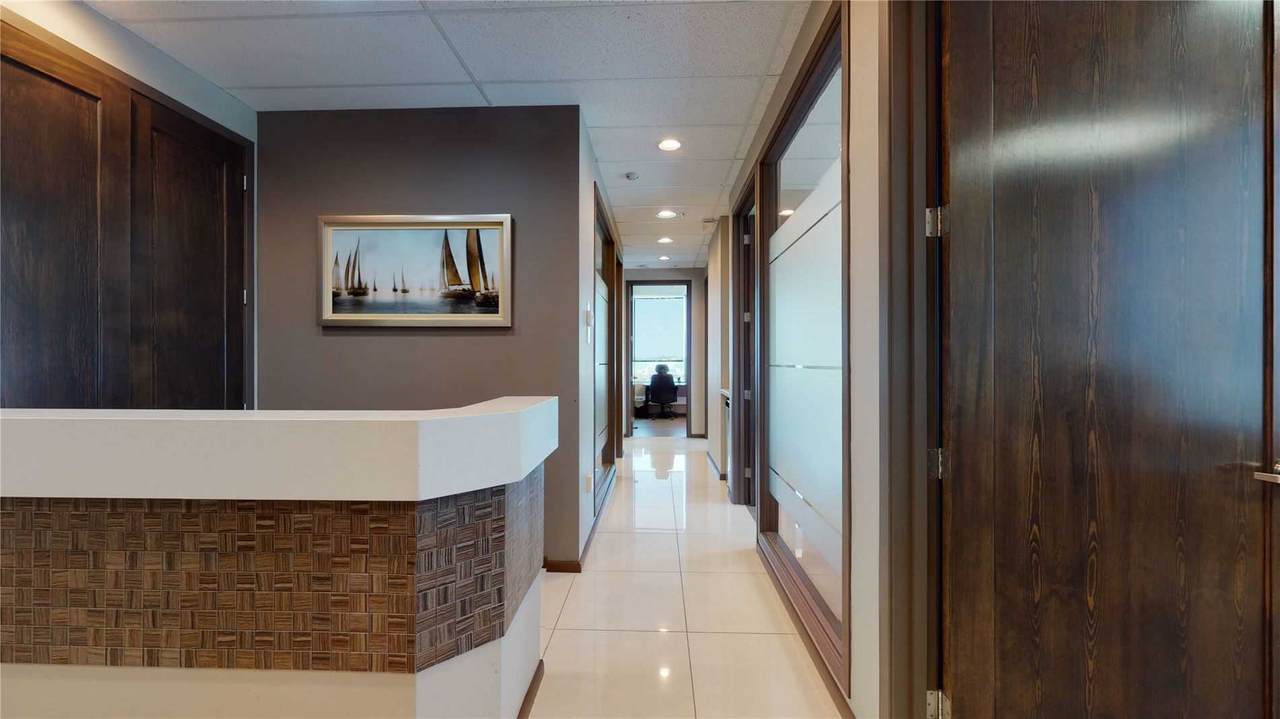 7191 Yonge St - Photo 1